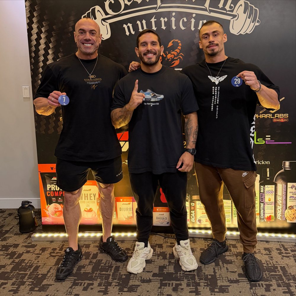 Kaio com dois atletas em evento de nutrição esportiva
