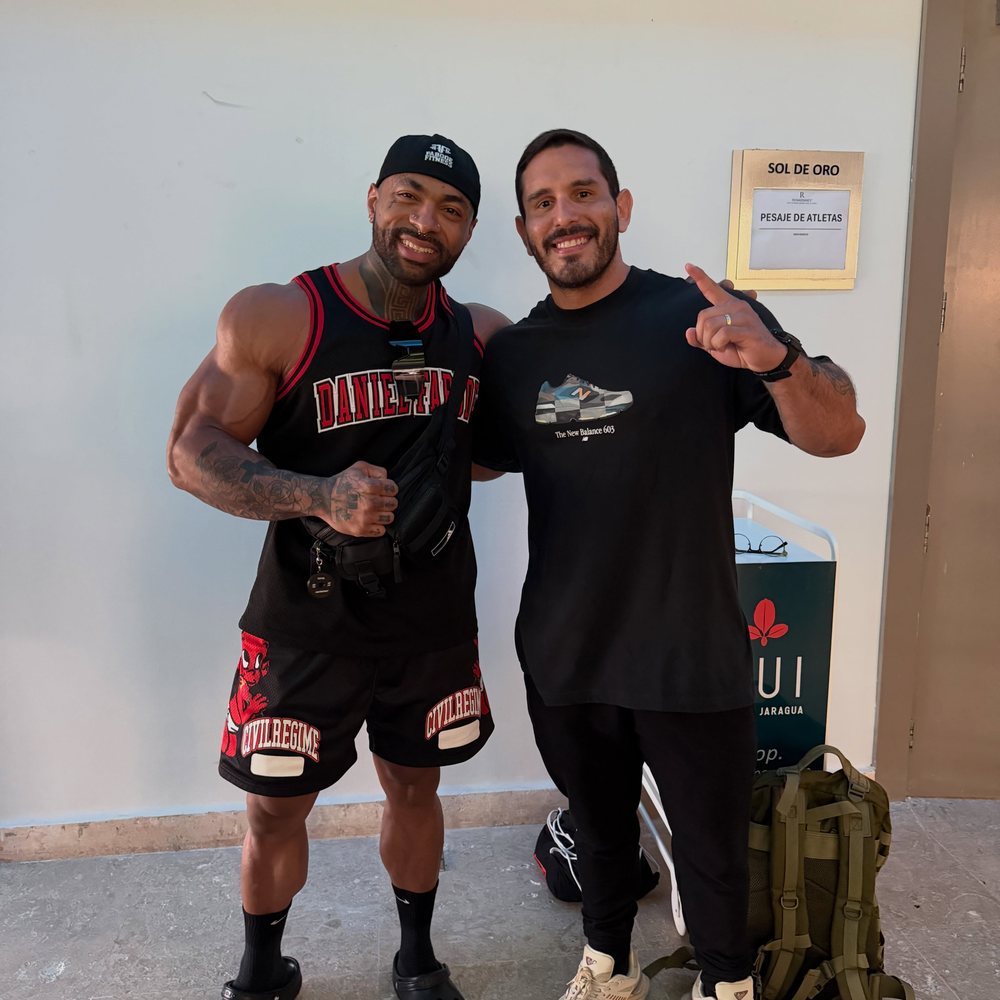 Kaio com atleta na pesagem de competição