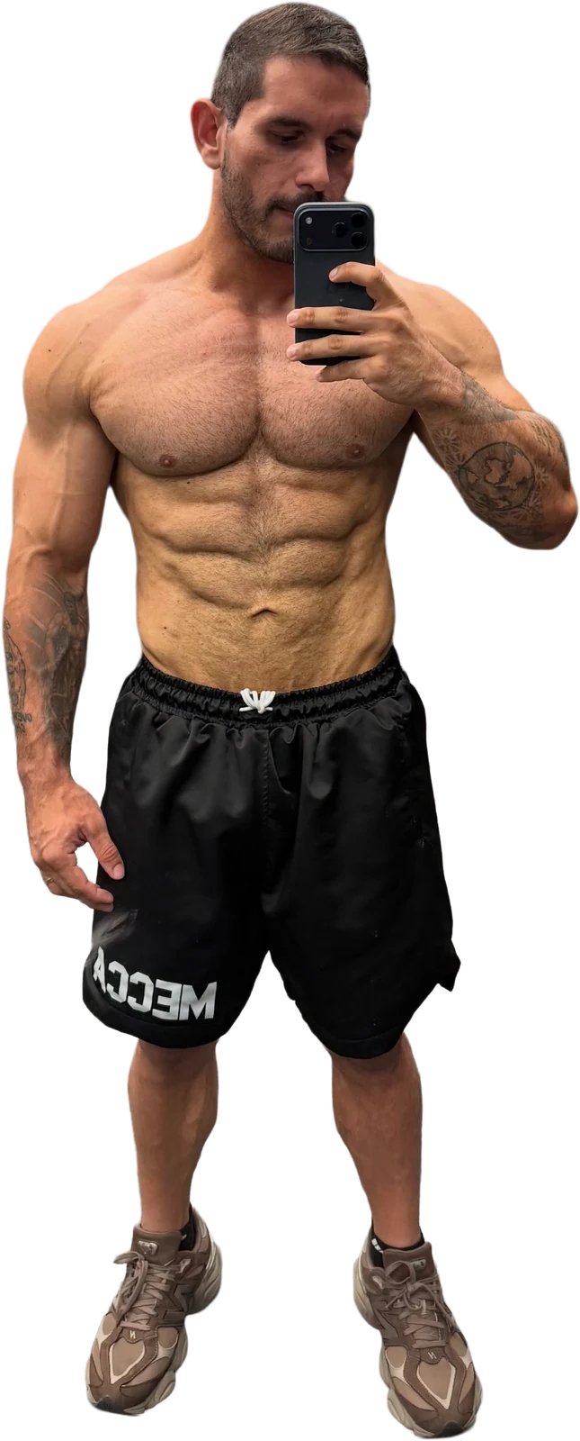 Kaio Rocha sem camisa, tirando foto no espelho da academia
