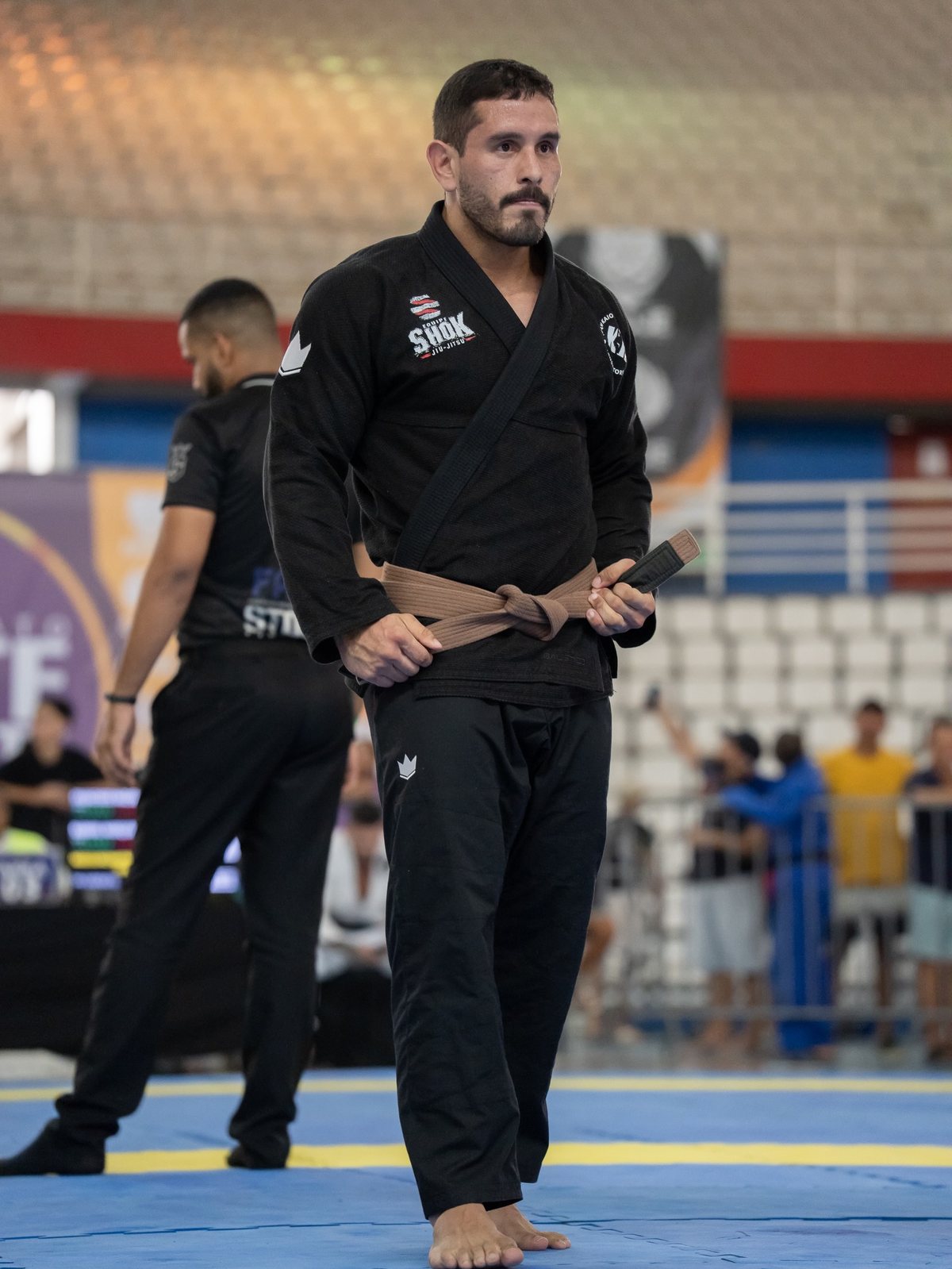 Kaio Rocha de kimono preto e faixa marrom